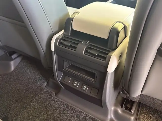 Land Rover Defender 110 D200 AWD AT X-Dynamic SE Ansicht 16