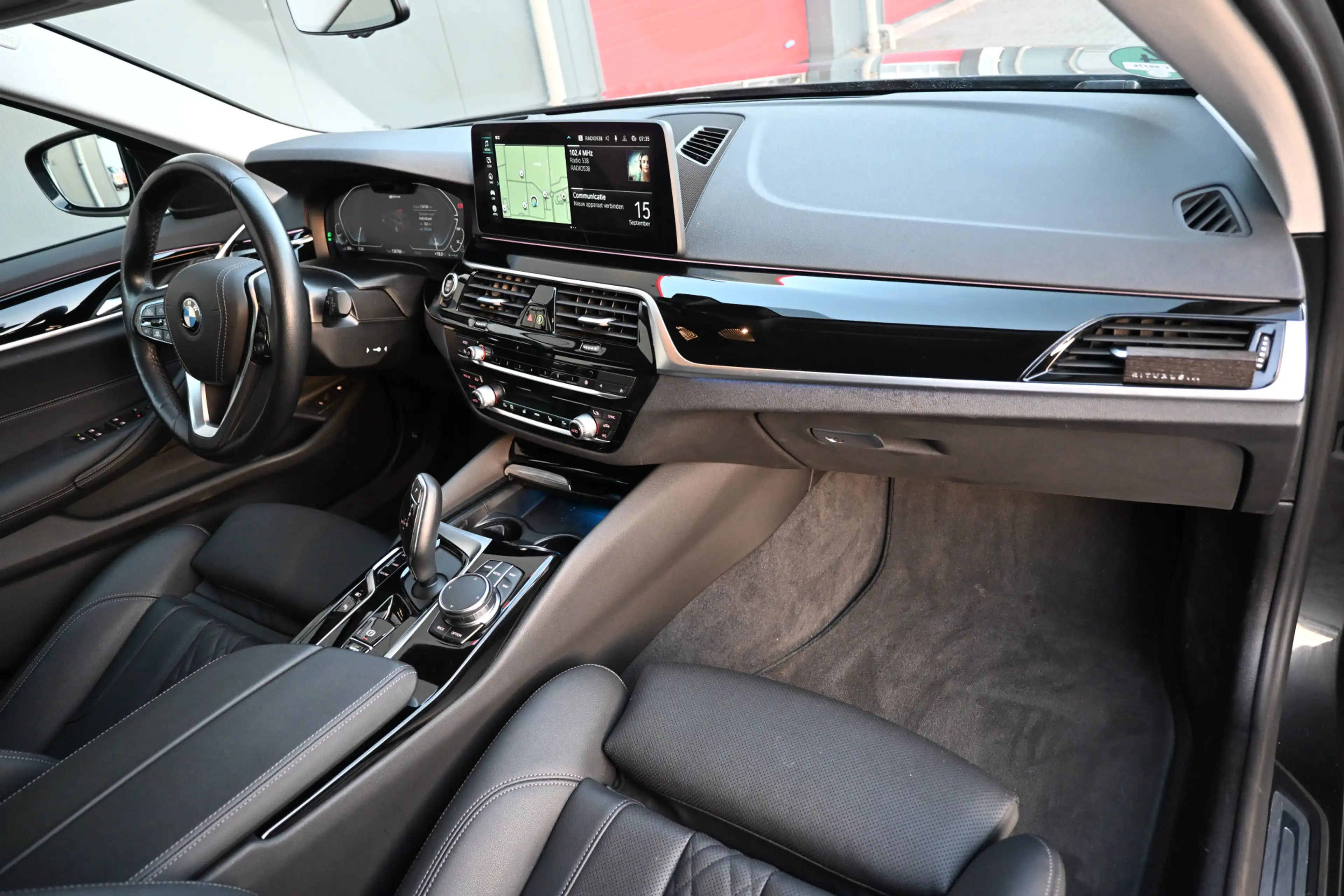 BMW 530 5-serie Touring 530e xDrive Business Edition Plus — photo 32