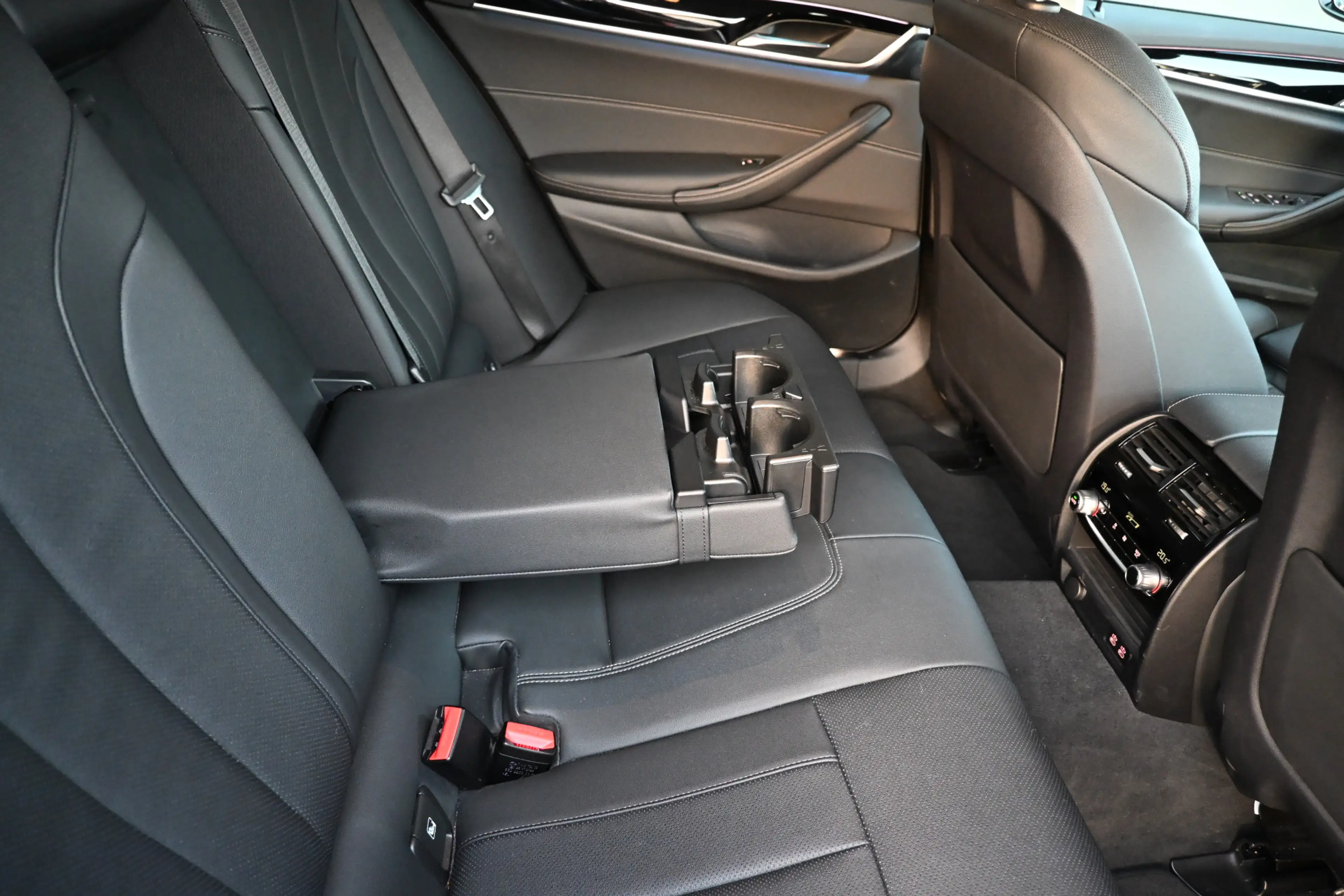 BMW 530 5-serie Touring 530e xDrive Business Edition Plus — photo 23
