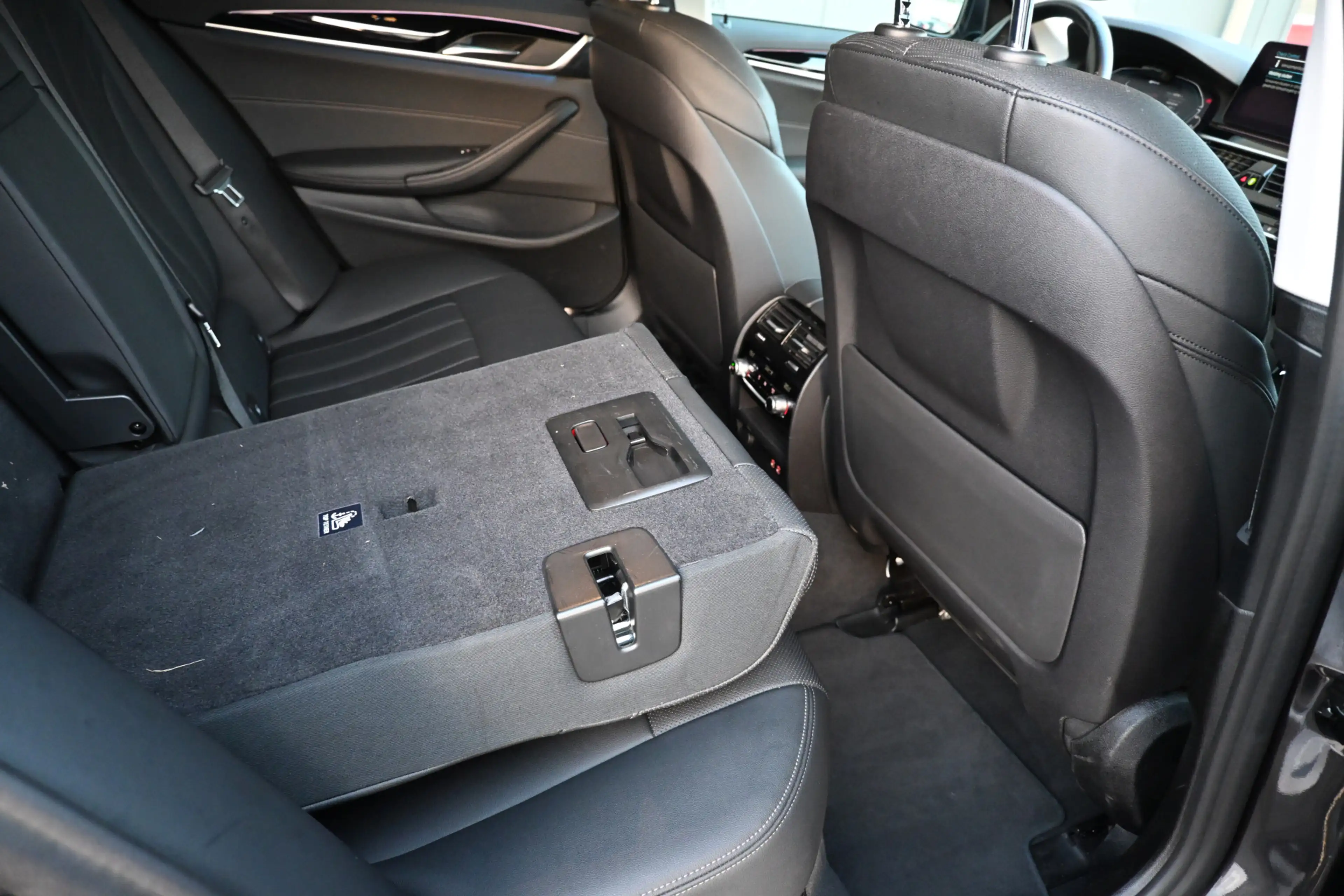 BMW 530 5-serie Touring 530e xDrive Business Edition Plus — photo 34