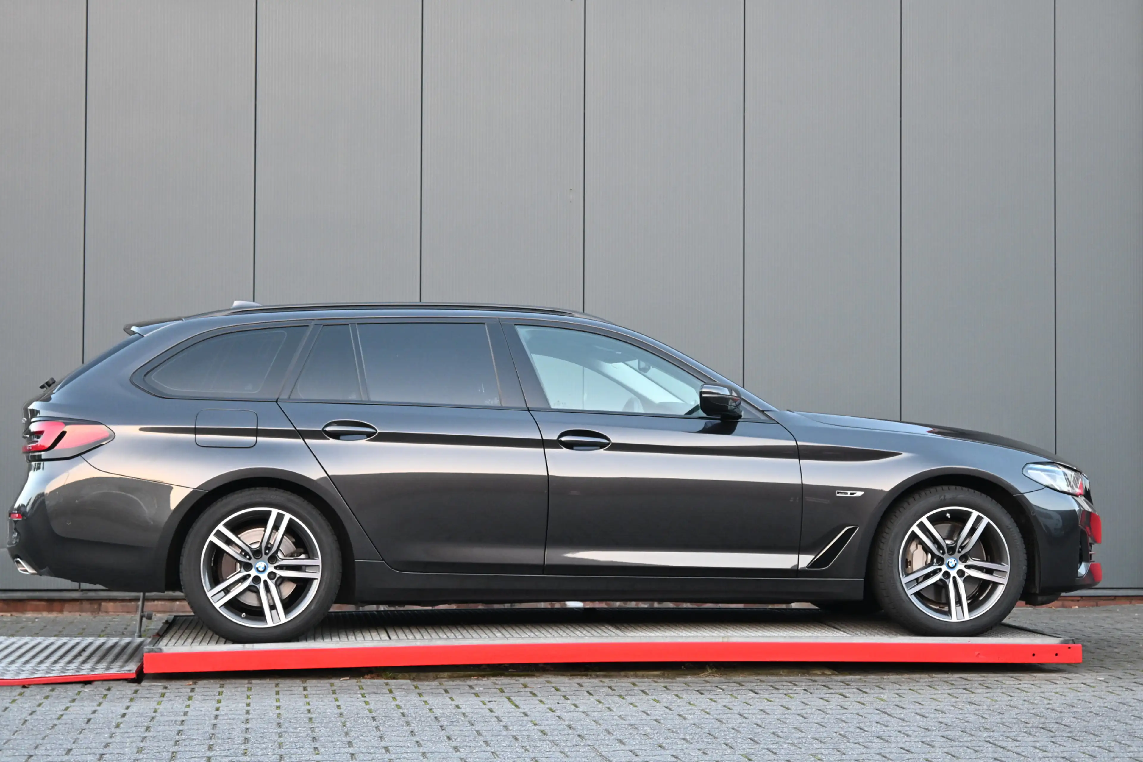 BMW 530 5-serie Touring 530e xDrive Business Edition Plus — photo 2