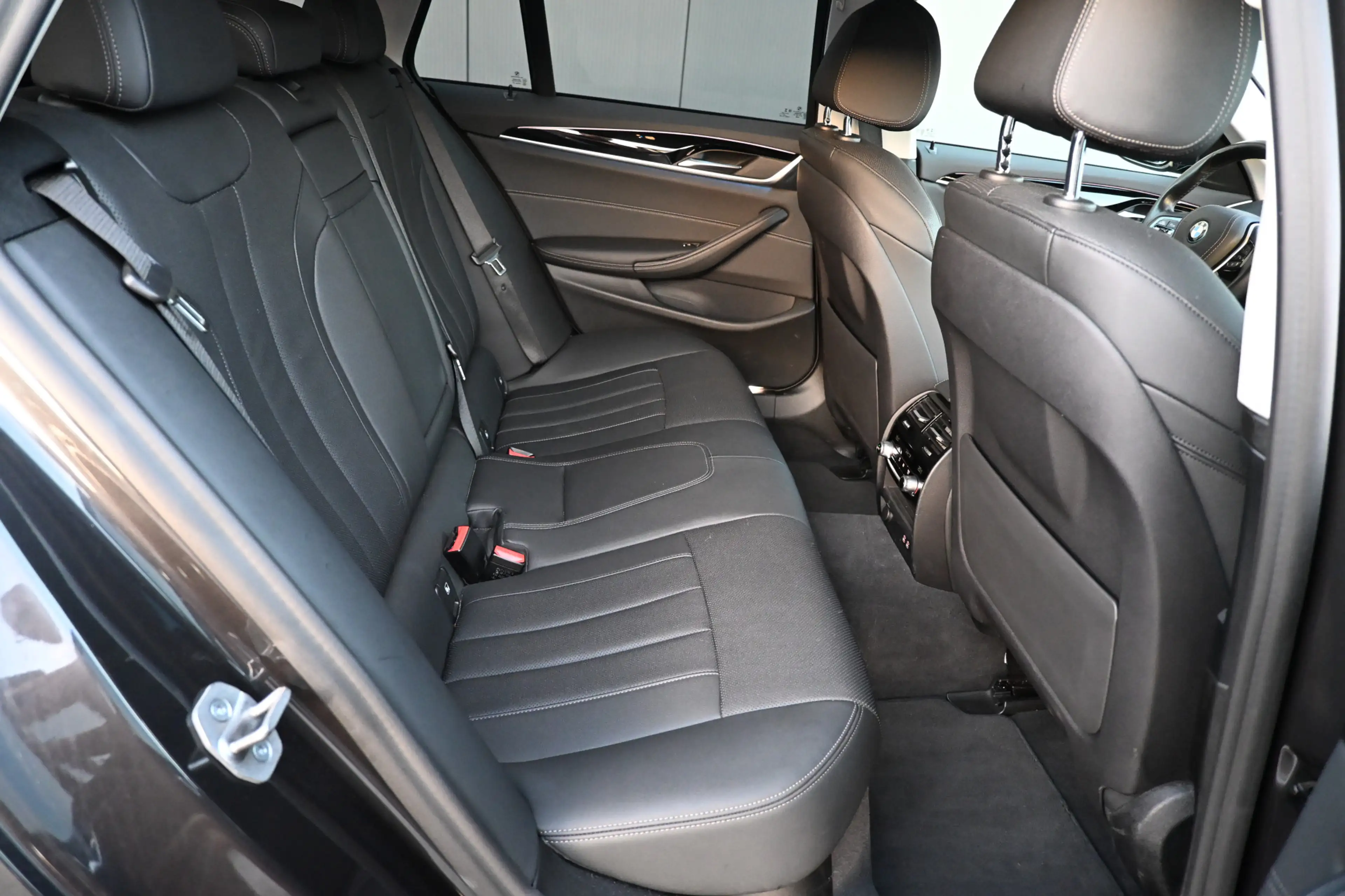 BMW 530 5-serie Touring 530e xDrive Business Edition Plus — photo 33