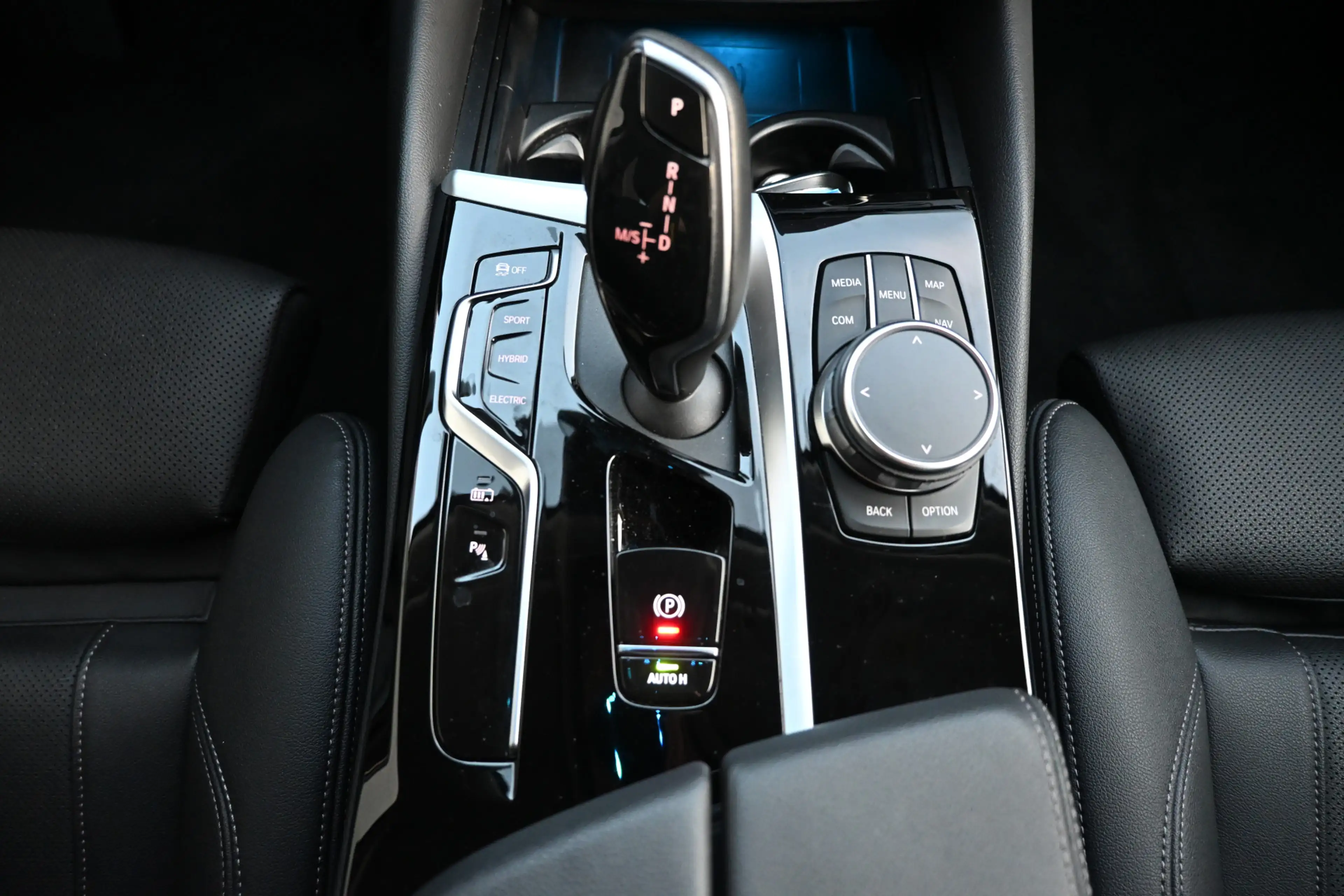 BMW 530 5-serie Touring 530e xDrive Business Edition Plus — photo 28