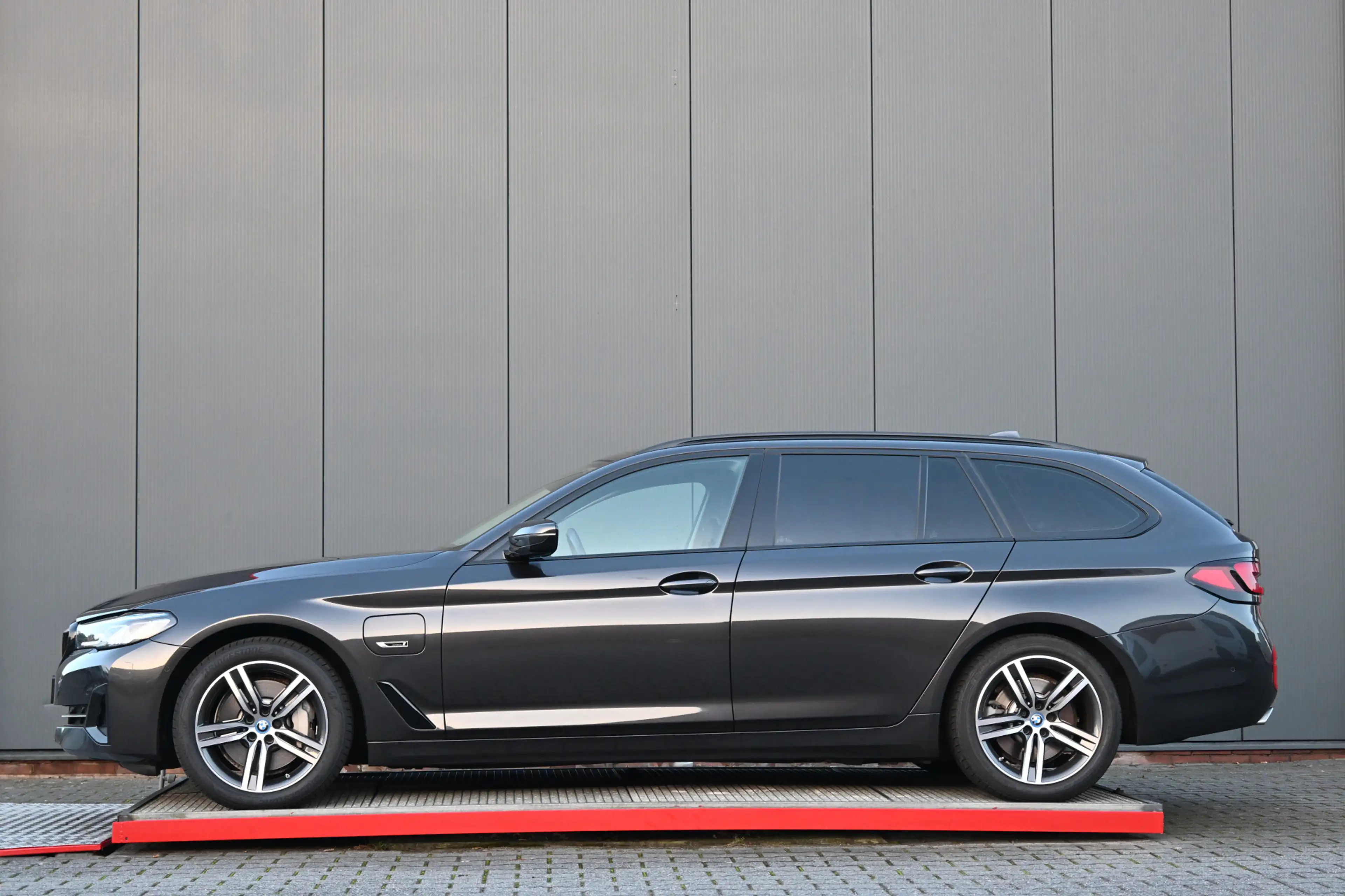BMW 530 5-serie Touring 530e xDrive Business Edition Plus — photo 8