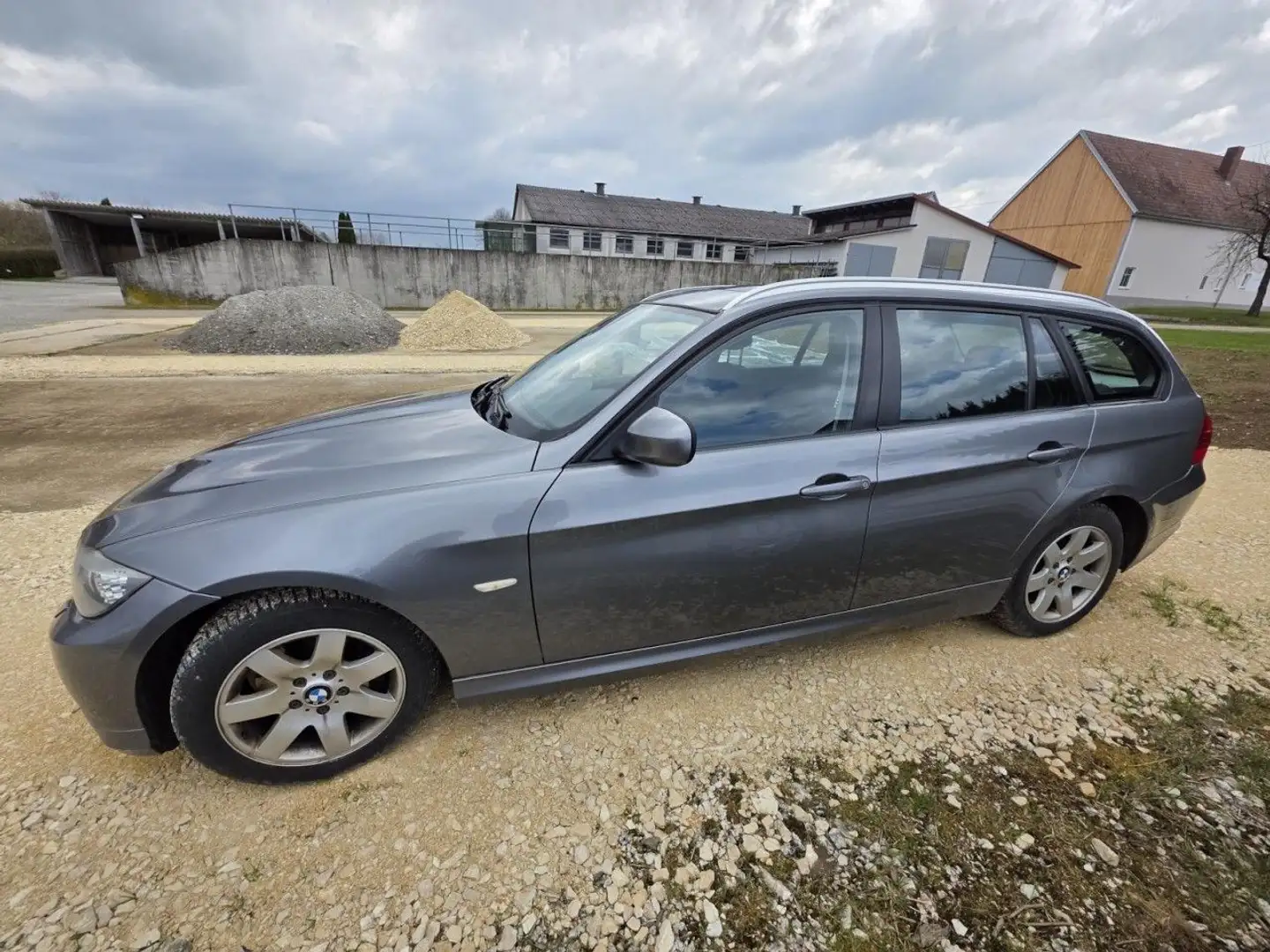 BMW 320 d Touring AUTOMATIK NAVI SHZ PANNO EURO5 TEMP Grau - 2
