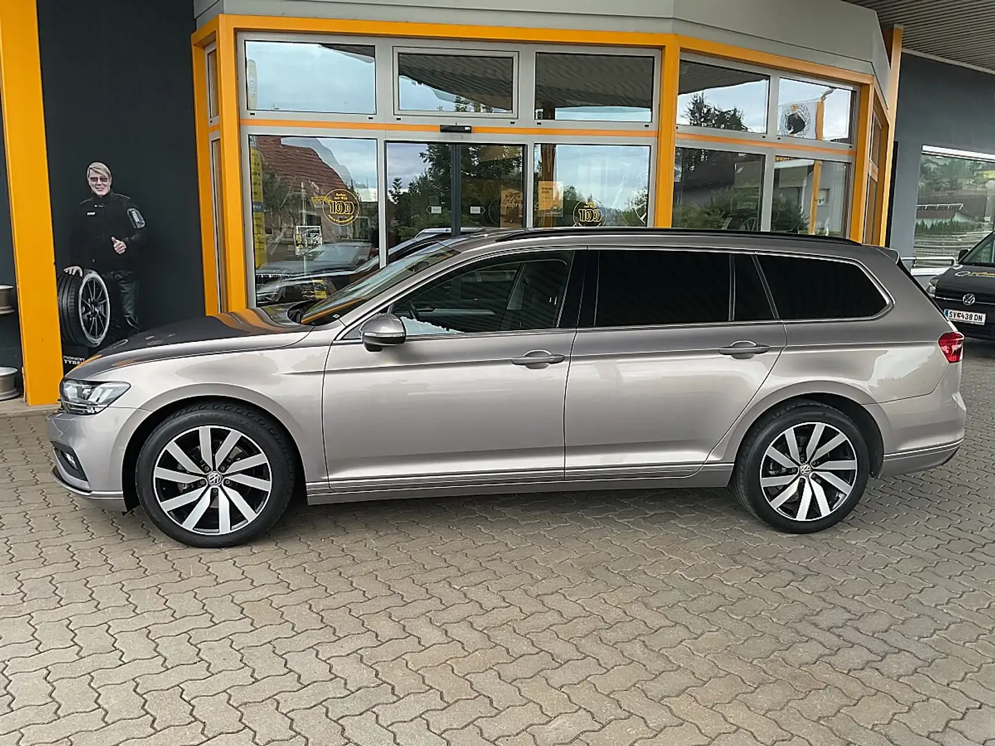 Volkswagen Passat Variant Business 2,0 SCR TDI 4Motion DSG Gold - 2