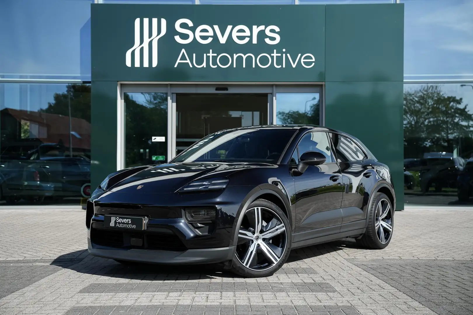 Porsche Macan 100 kWh | Panoramadak | |  Adaptieve luchtvering | Zwart - 1