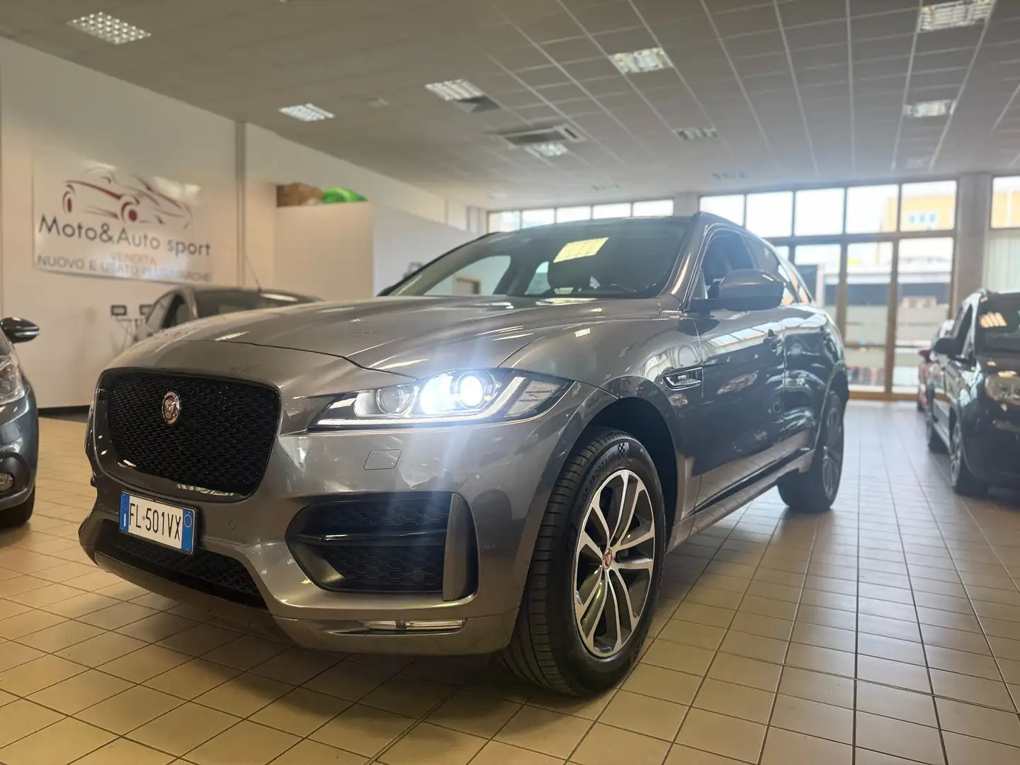 Jaguar F-Pace F-Pace 2015 2.0d i4 R-Sport awd 240cv auto my18 Gris - 1