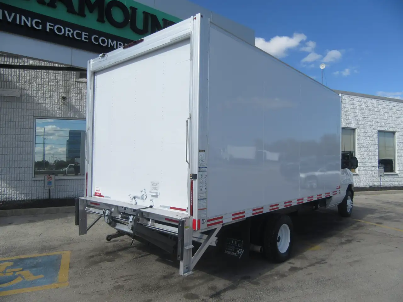 Ford E-450 Super Duty DRW снимка Ford E-450 Super Duty DRW