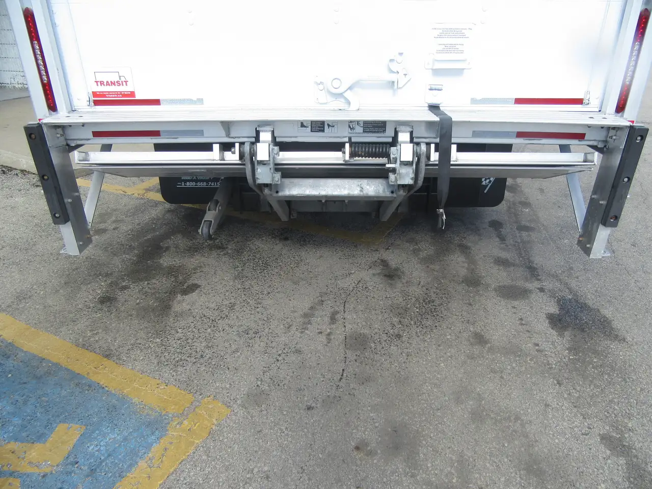 Ford E-450 Super Duty DRW снимка Ford E-450 Super Duty DRW