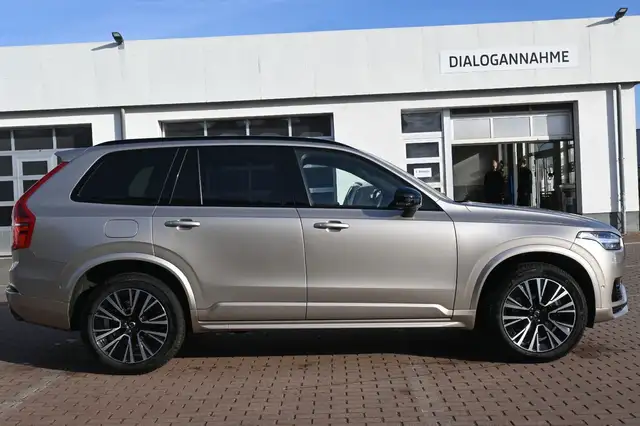 Volvo XC90 view 9