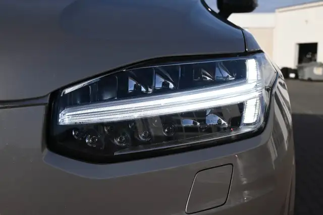 Volvo XC90 view 3