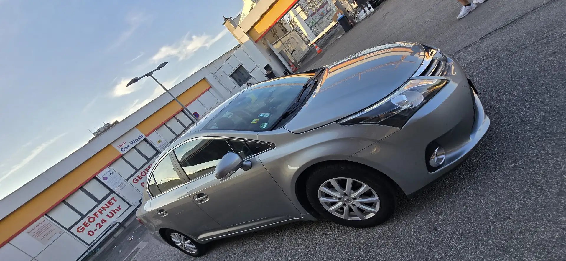 Toyota Avensis 2.0 Executive Grau - 1