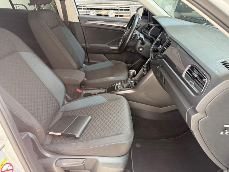Volkswagen T-Roc IQ.DRIVE Scheckheft 2.Hand El. Panodach Navi LED D — photo 13