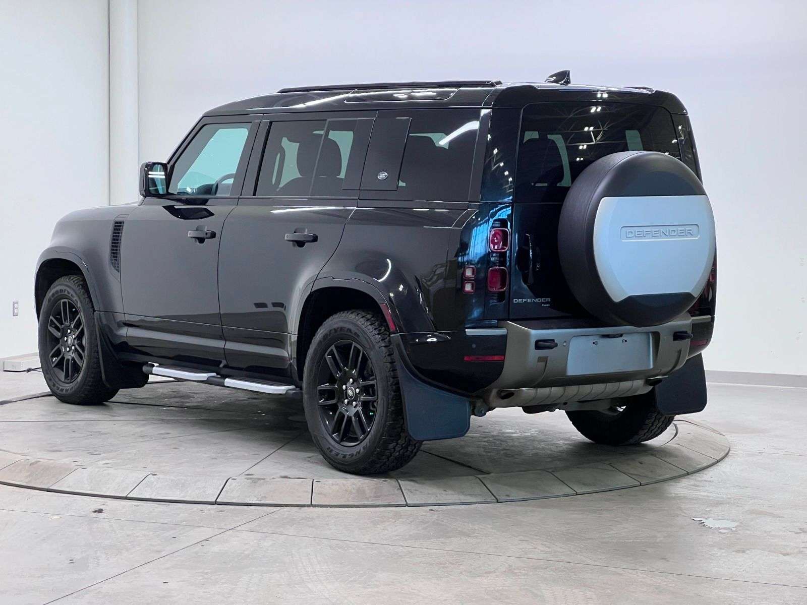 2023 Land Rover Defender P400 X-DYNAMIC SE | AIR SUSPENSION alt 4