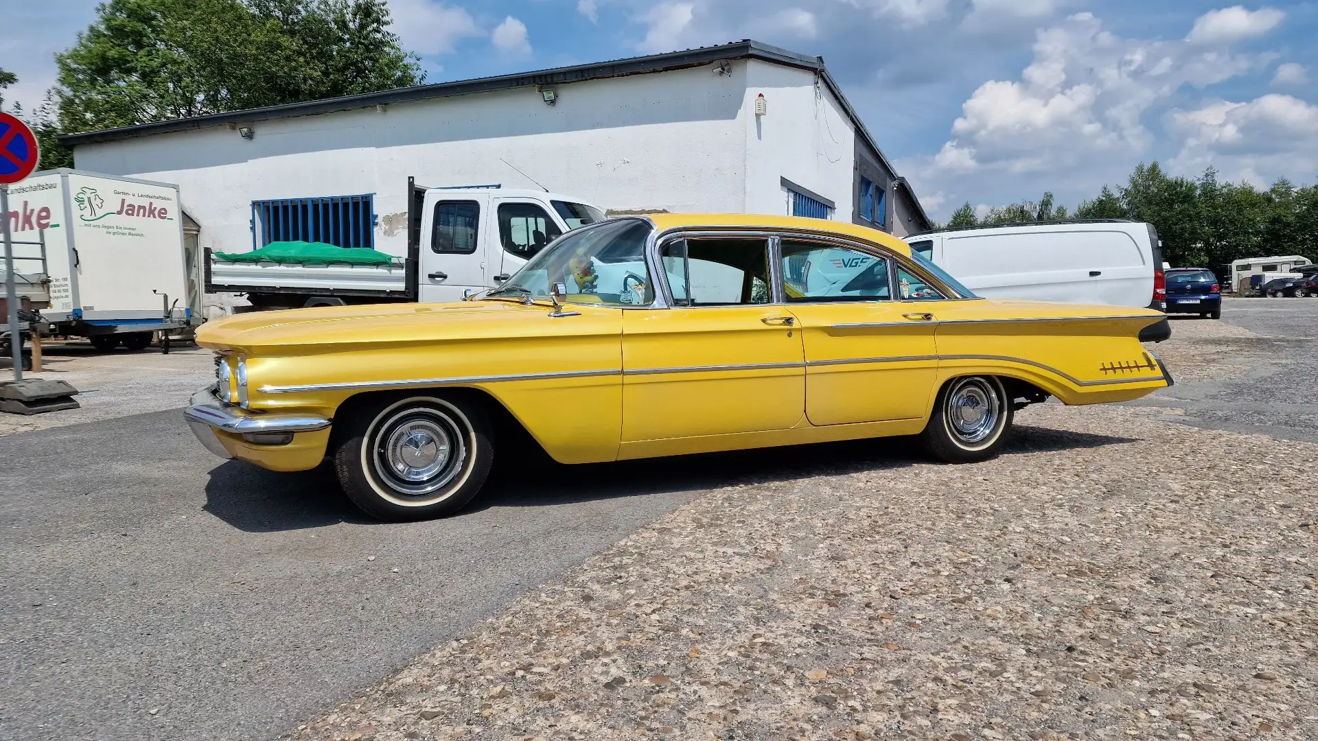 Oldsmobile Dynamic 88 4-Door Celebrity Sedan Amarillo - 1