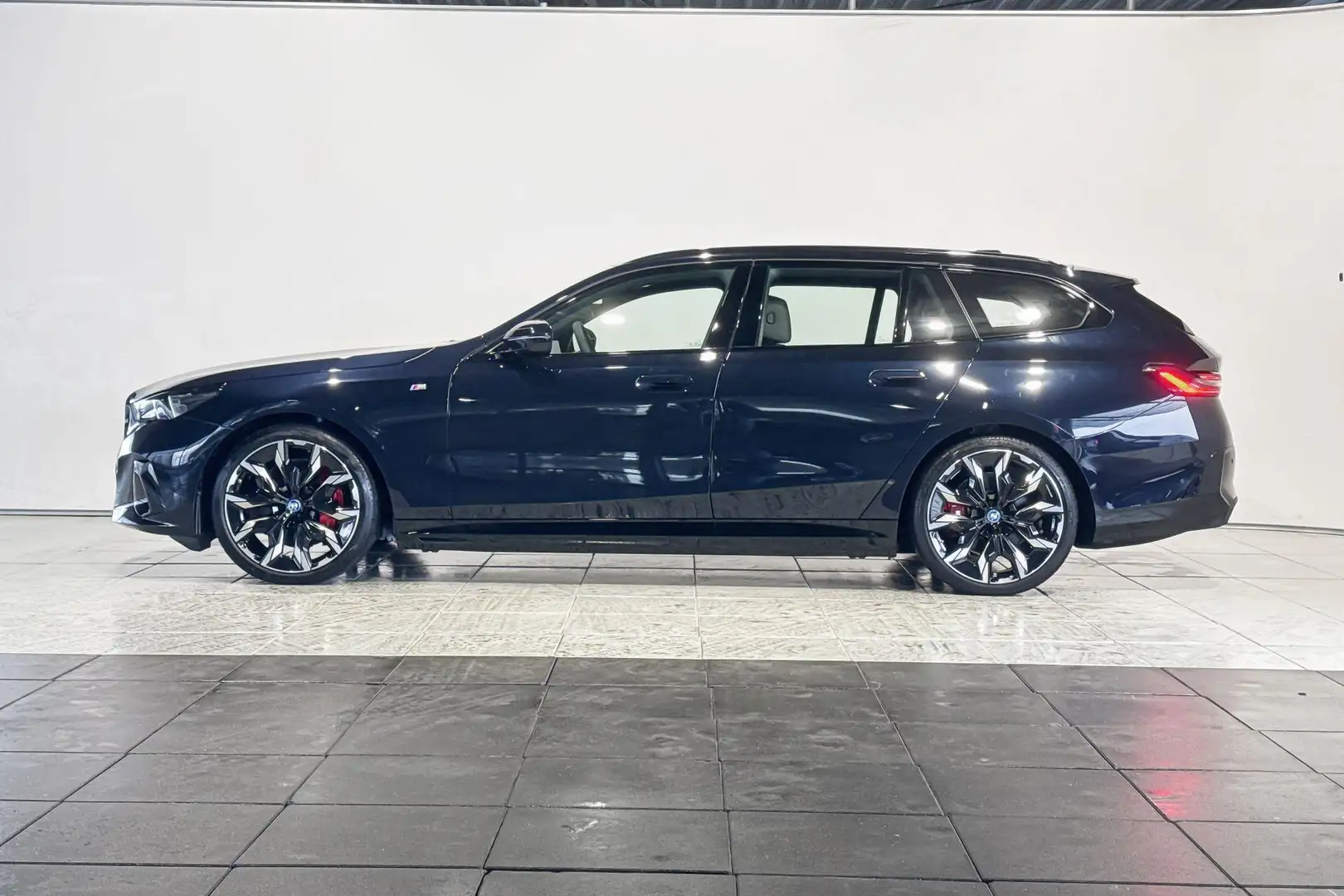BMW i5 Touring eDrive40 M Sport Edition Innovation Pack Noir - 2
