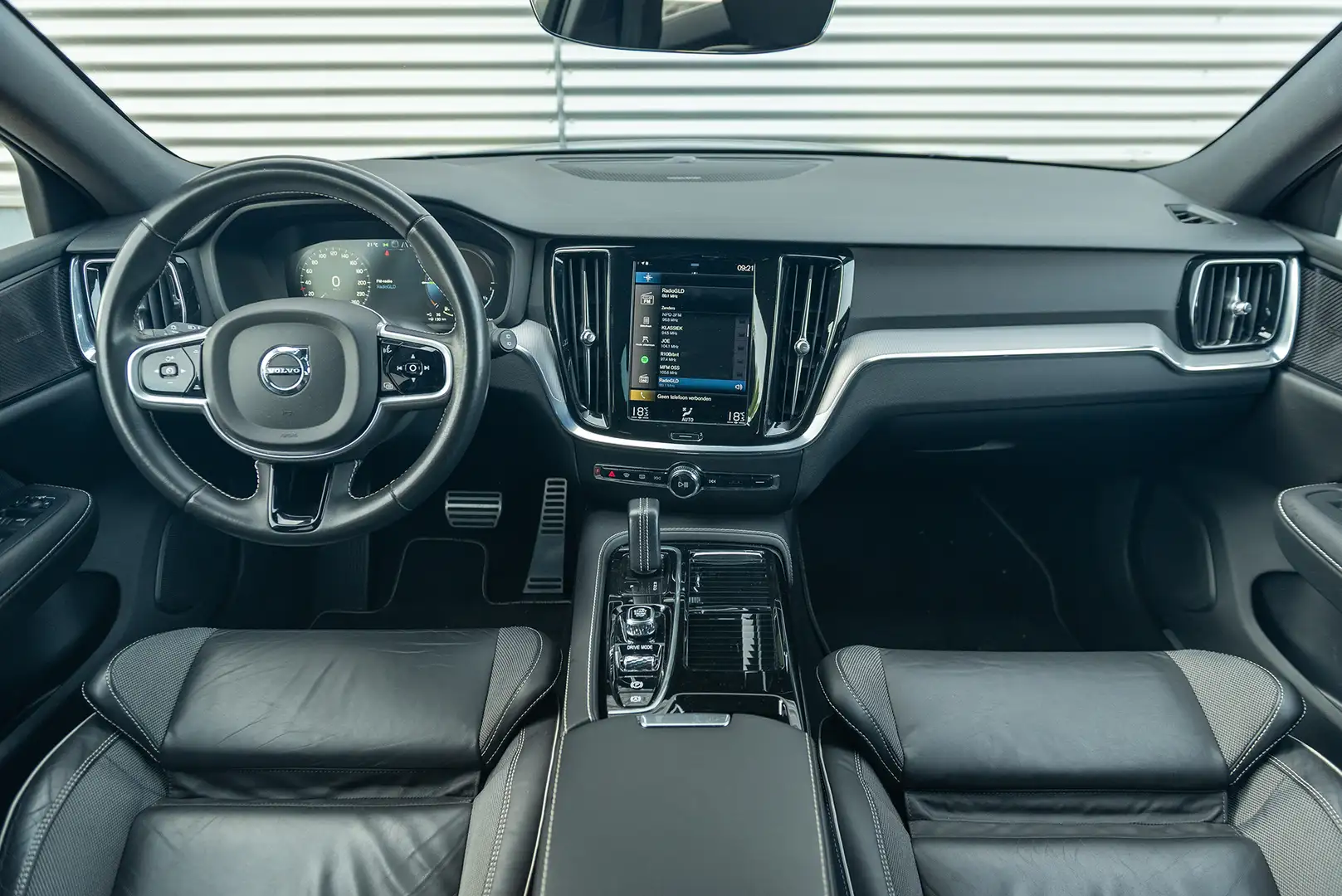 Volvo V60 T6 Aut. Plug-in Hybrid R-Design ACC Leder 340pk Blauw - 2