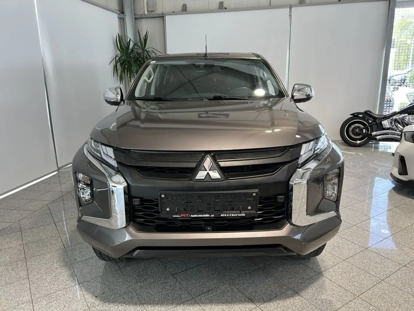 Mitsubishi Sonstige 2.2 DI-D Diamand Doppelkabine 4WD Braun - 2