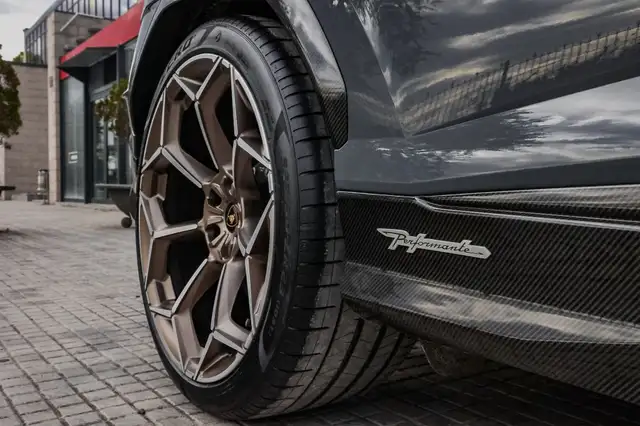 Lamborghini Urus view 7