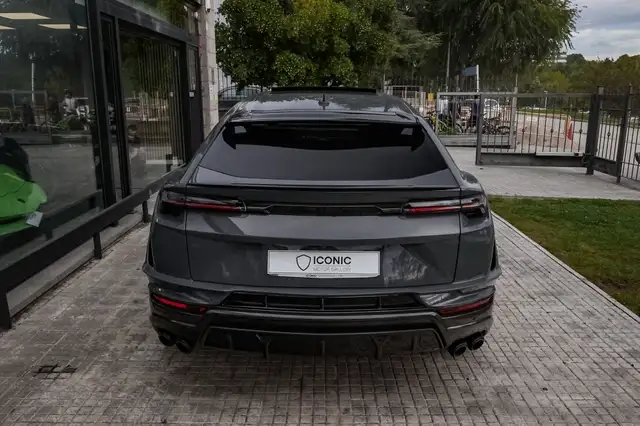 Lamborghini Urus view 6
