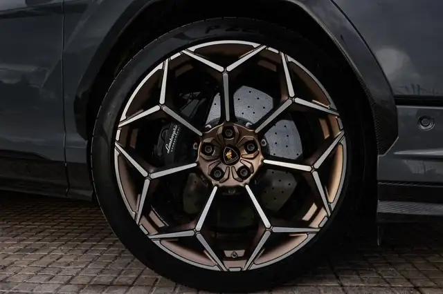 Lamborghini Urus view 3