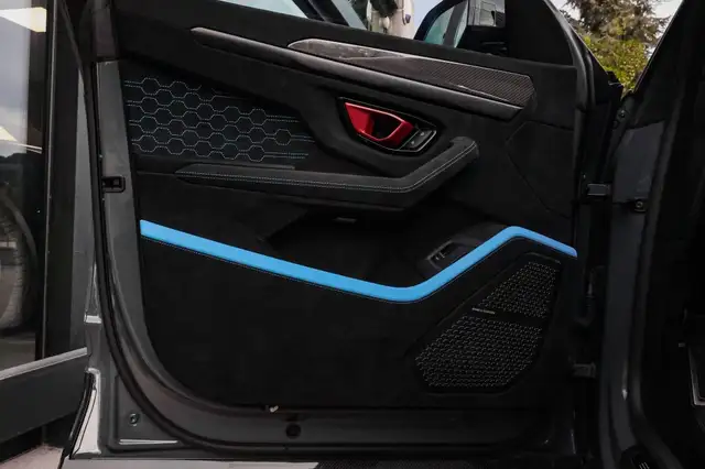 Lamborghini Urus view 13