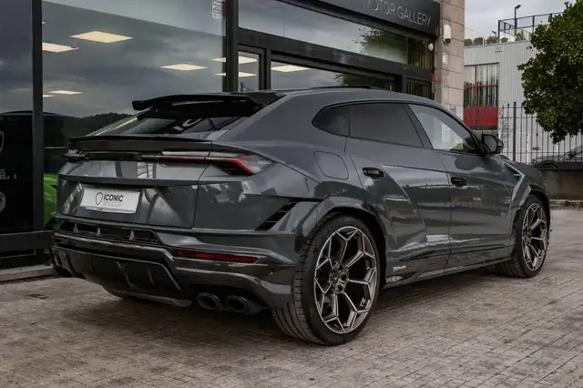 Lamborghini Urus view 5