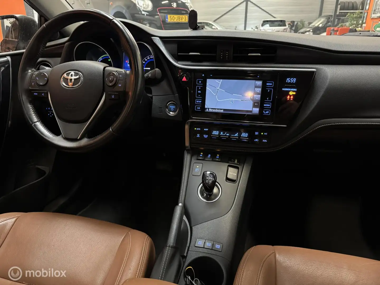 Toyota Auris Touring Sports 1.8 Hybrid Lease pro Grijs - 2