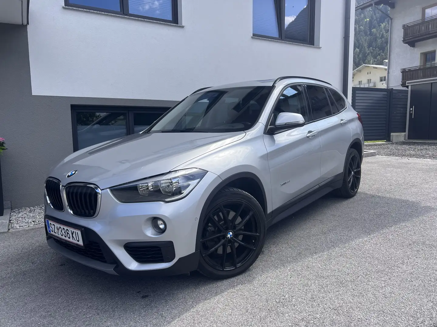BMW X1 xDrive20i Automatik | Panorama | Leder | Na - 1
