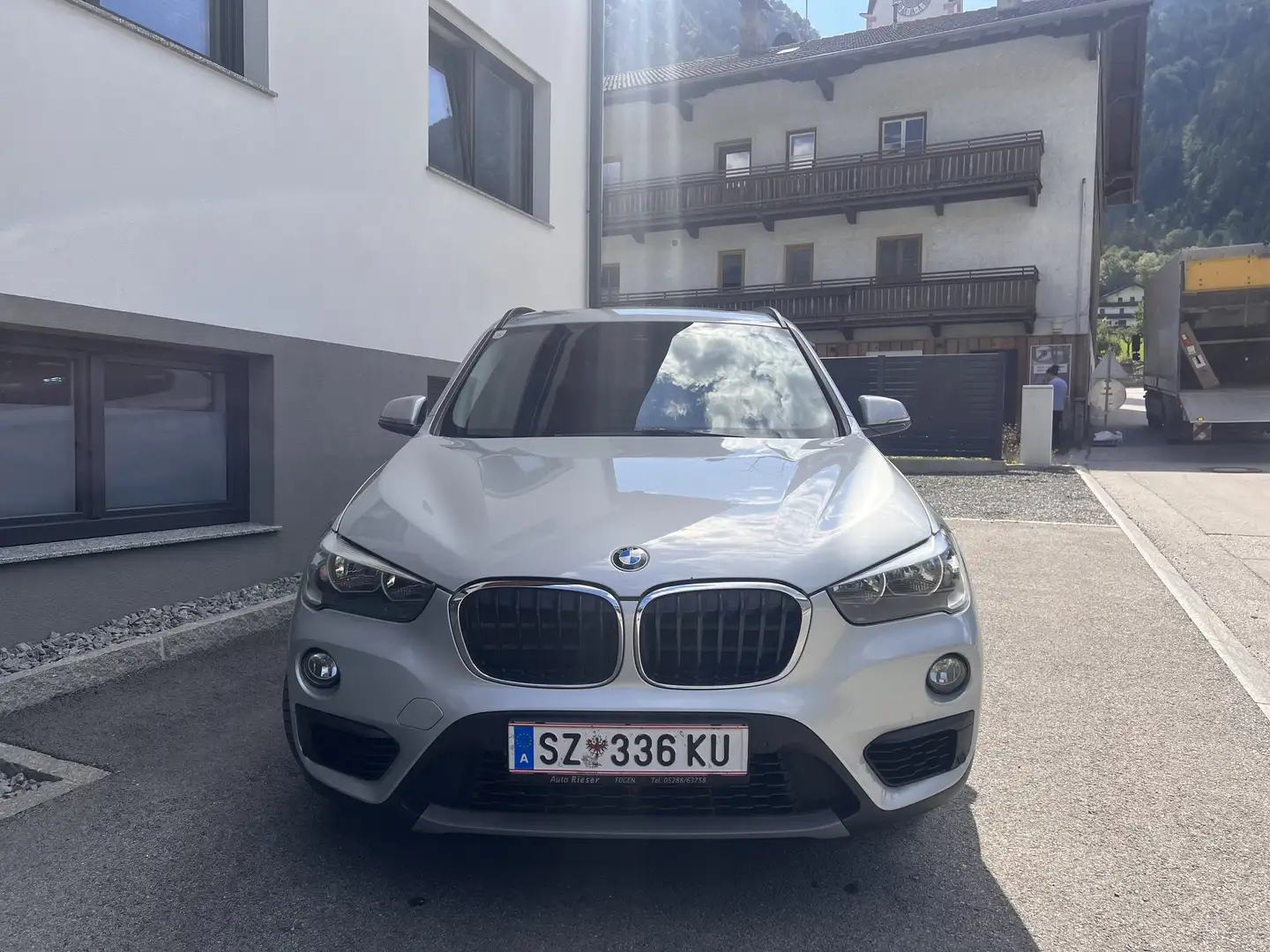 BMW X1 xDrive20i Automatik | Panorama | Leder | Na - 2