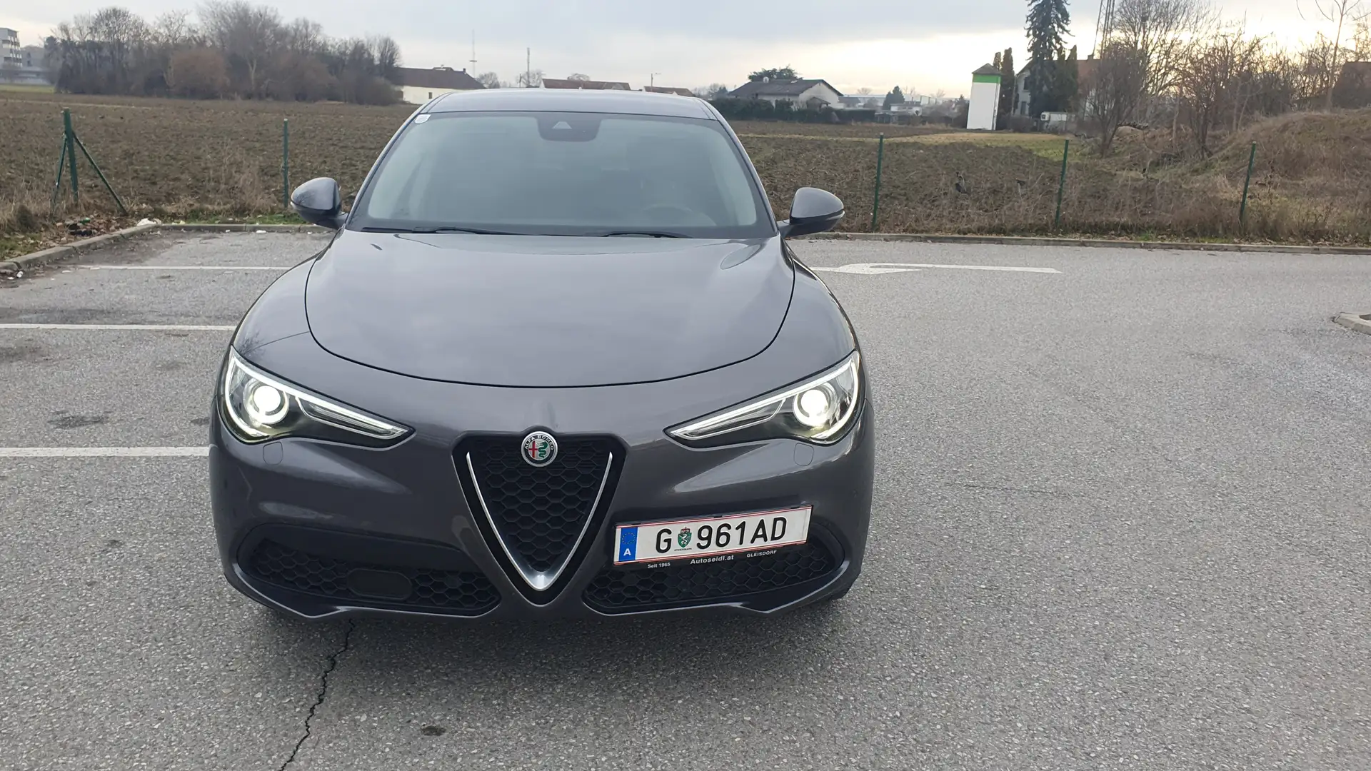 Alfa Romeo Stelvio Stelvio 2,2 ATX RWD Grau - 1