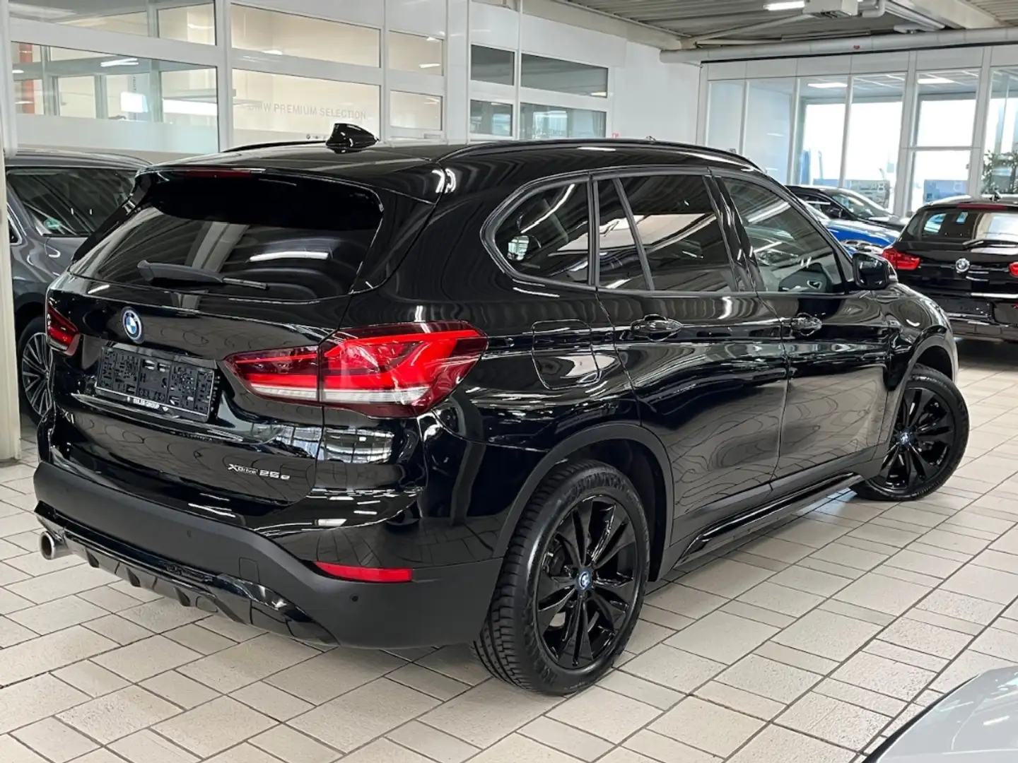 BMW X1 xDrive 25e A Sport-Line 18'' HUD Navi LED ACC HiFi Zwart - 2