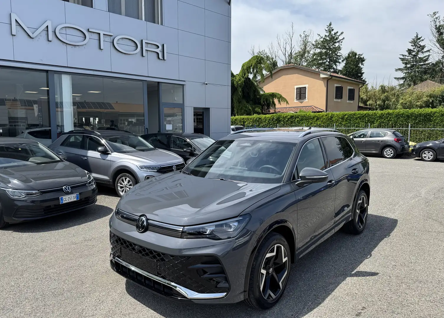Volkswagen Tiguan 2.0 tdi R-Line 4motion 193cv /NO VINCOLI/FULL Opt. Šedá - 2