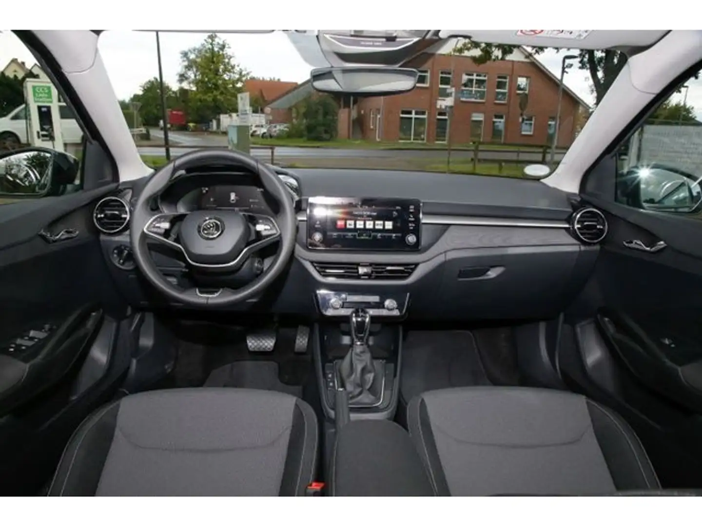 Skoda Fabia 1.0 TSI Selection DSG LED GRA LM PDC RFK SH Schwarz - 2