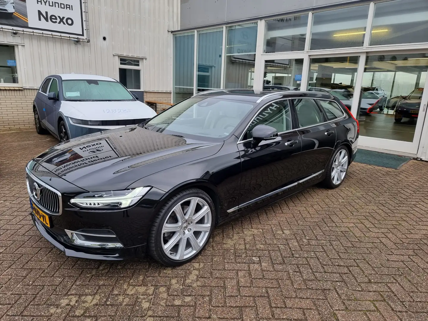 Volvo V90 V90 2.0 T4 Bns Lux. Zwart - 1