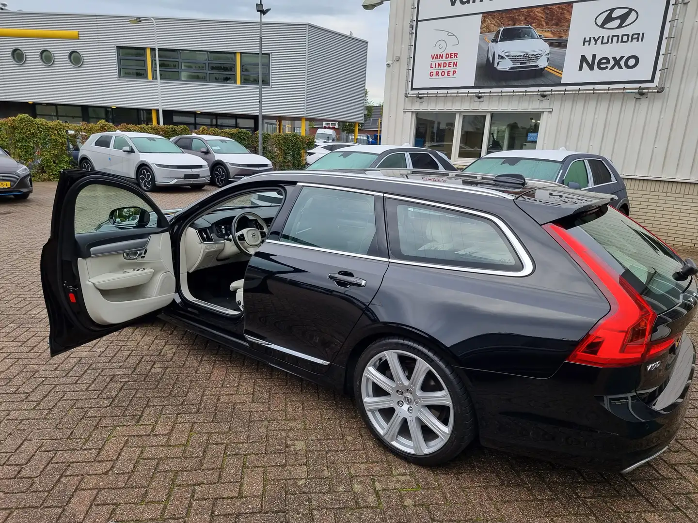 Volvo V90 V90 2.0 T4 Bns Lux. Zwart - 2