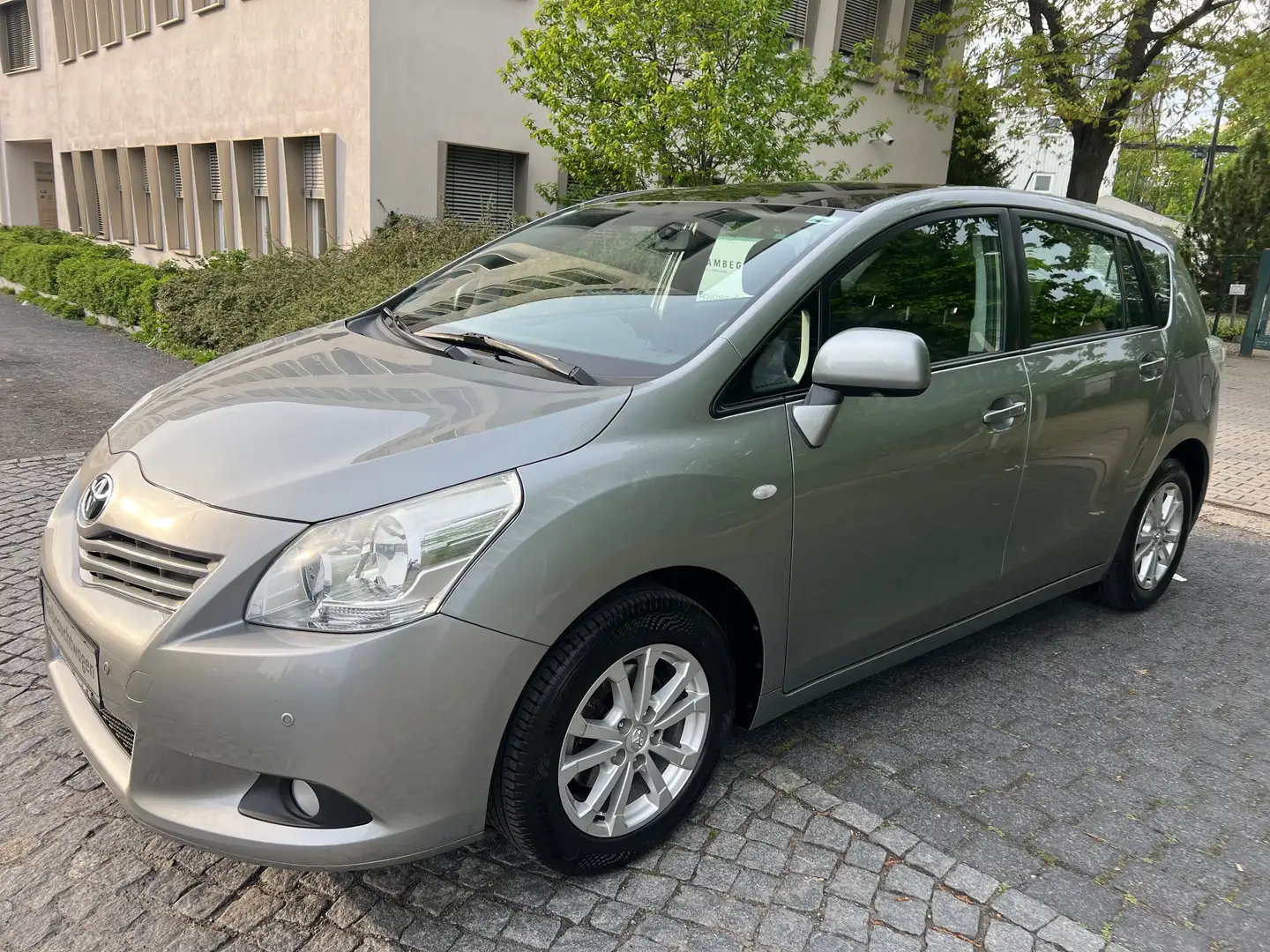 Toyota Verso Edition 7 Sitze Panoramadach Šedá - 1