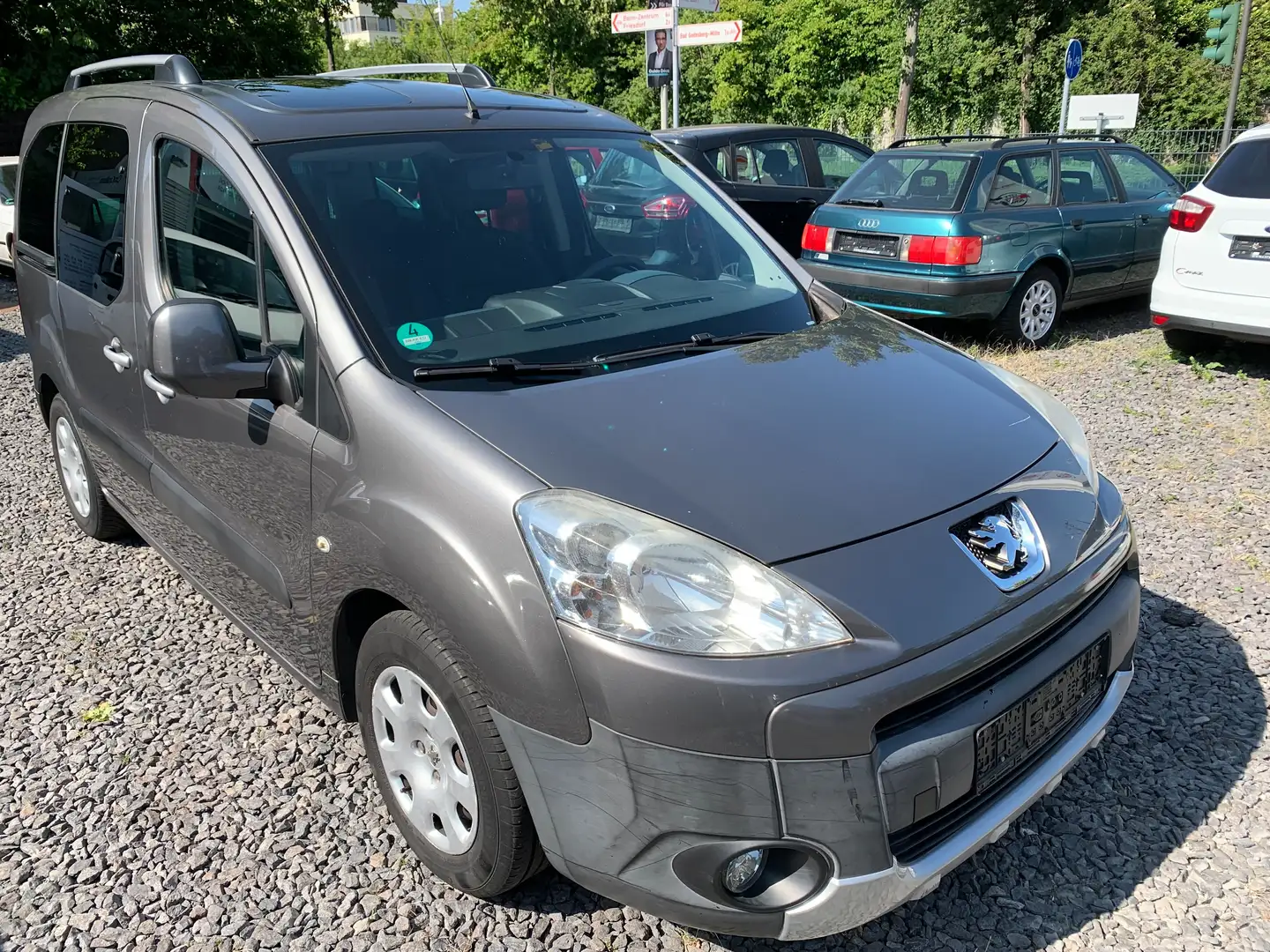 Peugeot Partner Family Tepee 1.6 /Klima/2.Hd/Pano/PDC Grau - 2