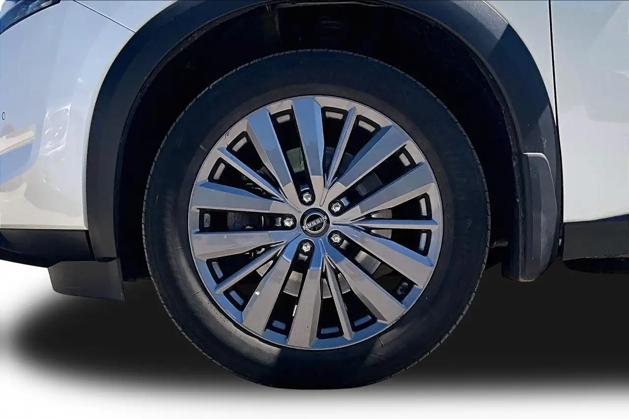 Nissan Pathfinder снимка Nissan Pathfinder