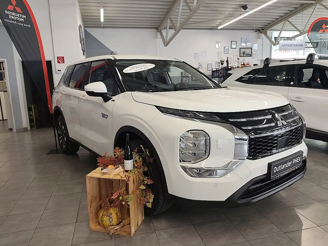 Mitsubishi Outlander 2,4 PHEV S-AWC Invite — photo 1 of 17