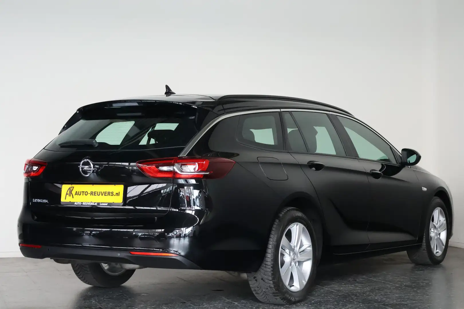 Opel Insignia Sports Tourer 1.5 CDTI Business / LED / Aut / Navi Zwart - 2