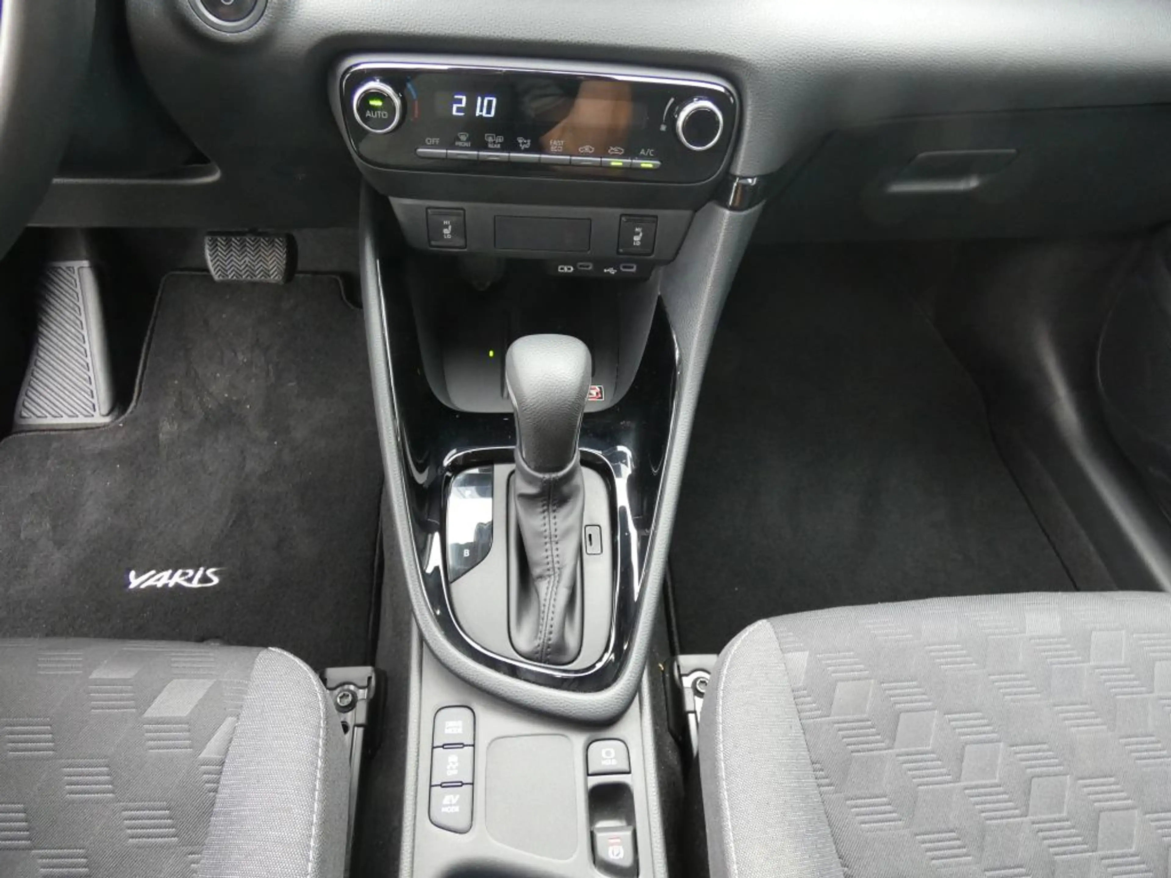 Toyota Yaris Hybrid 116 1.5 VVT-i Teamplayer — photo 12