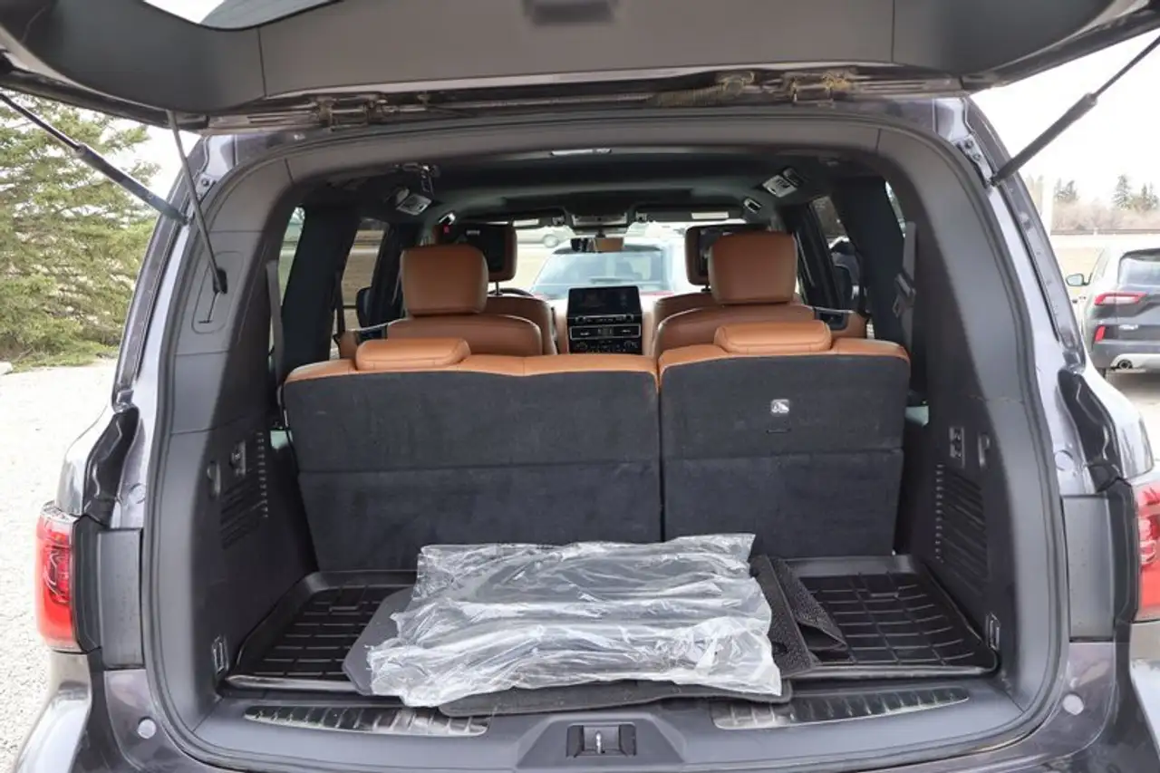 Infiniti QX80 снимка Infiniti QX80