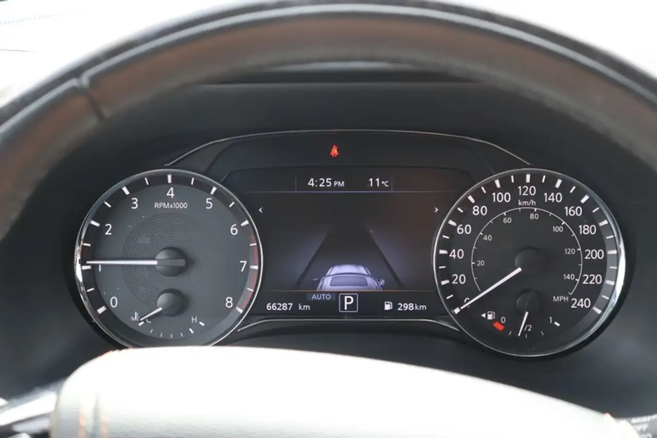 Infiniti QX80 снимка Infiniti QX80