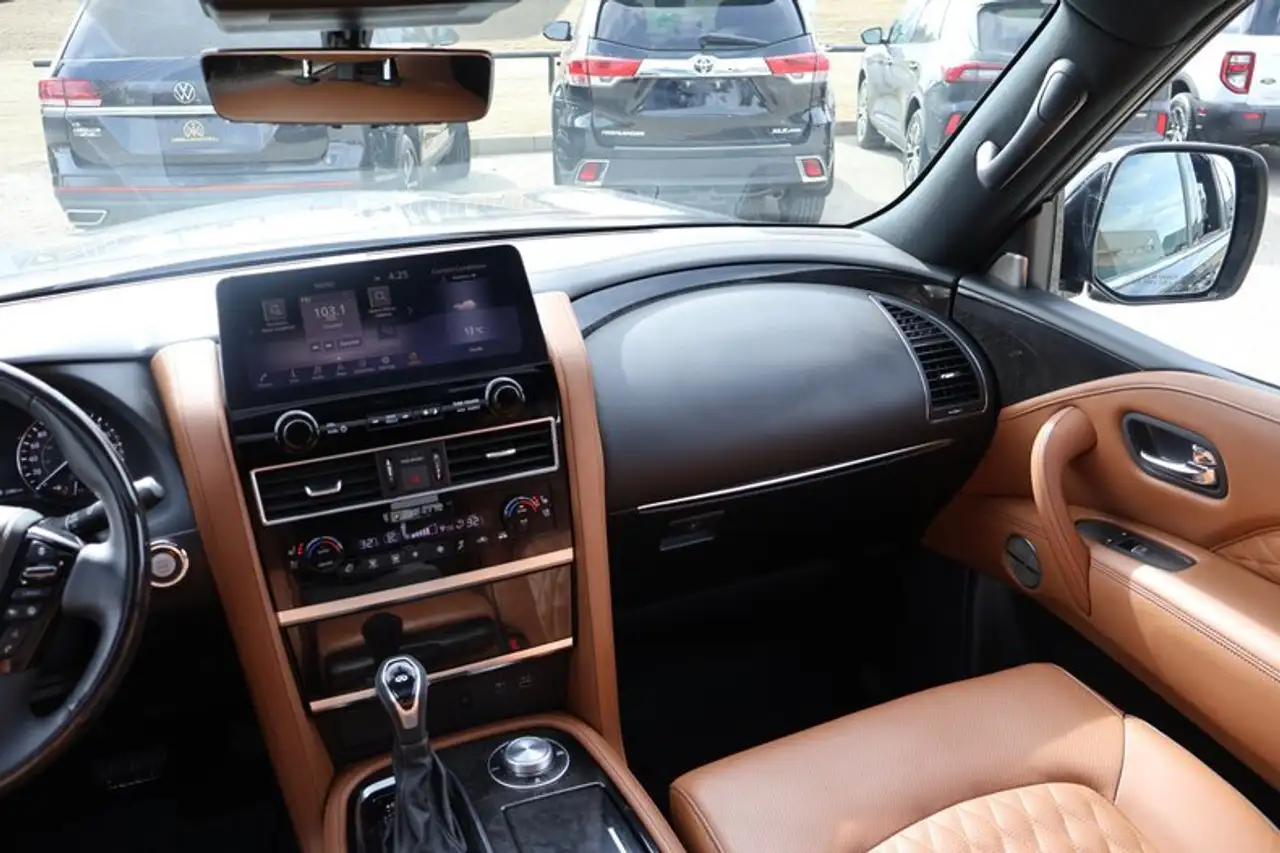 Infiniti QX80 снимка Infiniti QX80