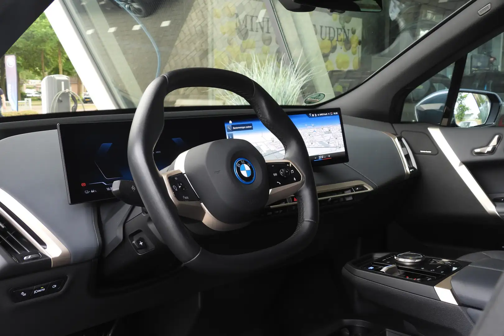 BMW iX xDrive50 High Executive / Sportpakket / Trekhaak / Grijs - 2