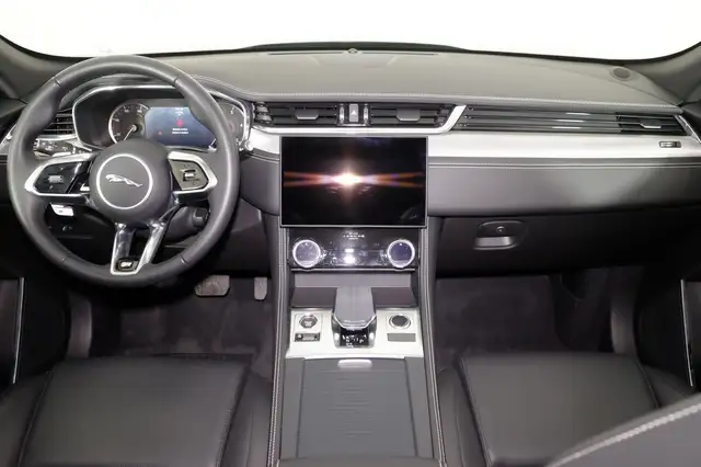 Jaguar F-Pace view 4