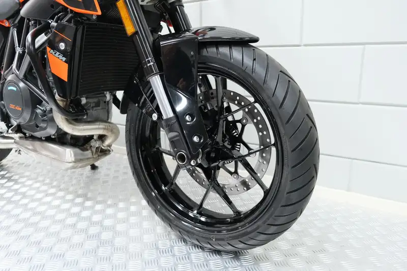 KTM 690 Duke - foto 3
