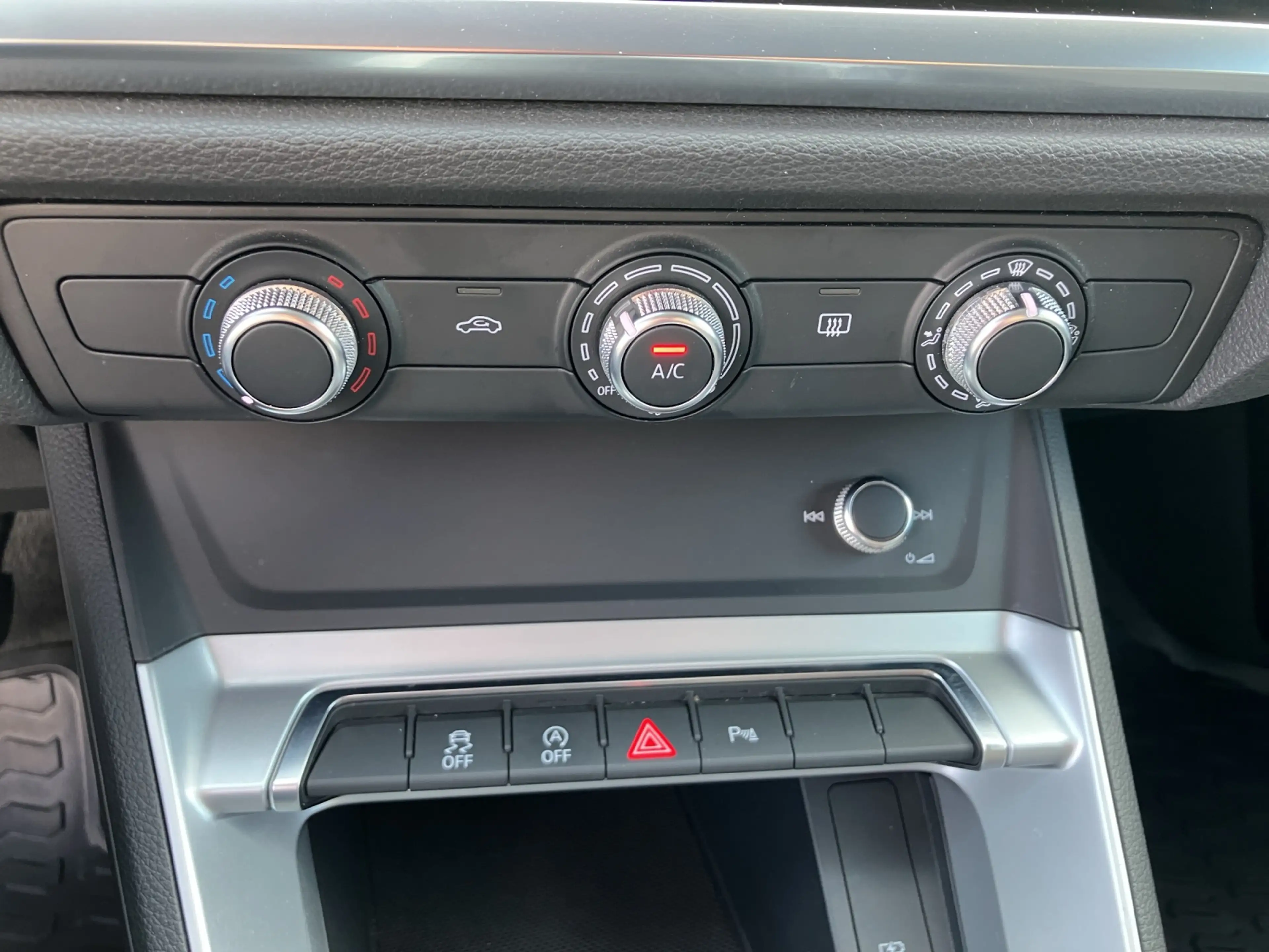 Audi Q3 40 TFSI quattro S-tronic LED 18" AVC — photo 15